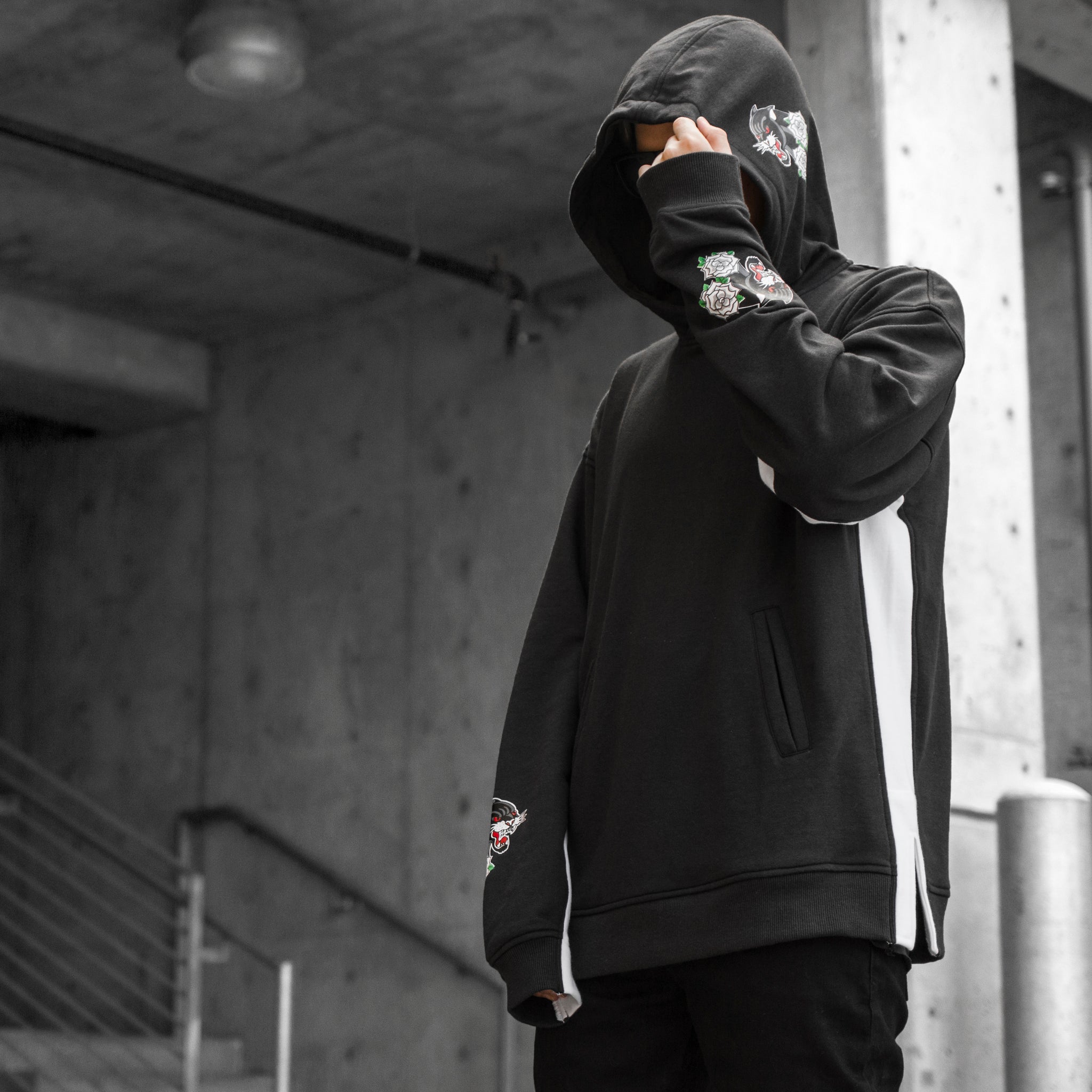 Sudadera con capucha Panther: Negro/Blanco