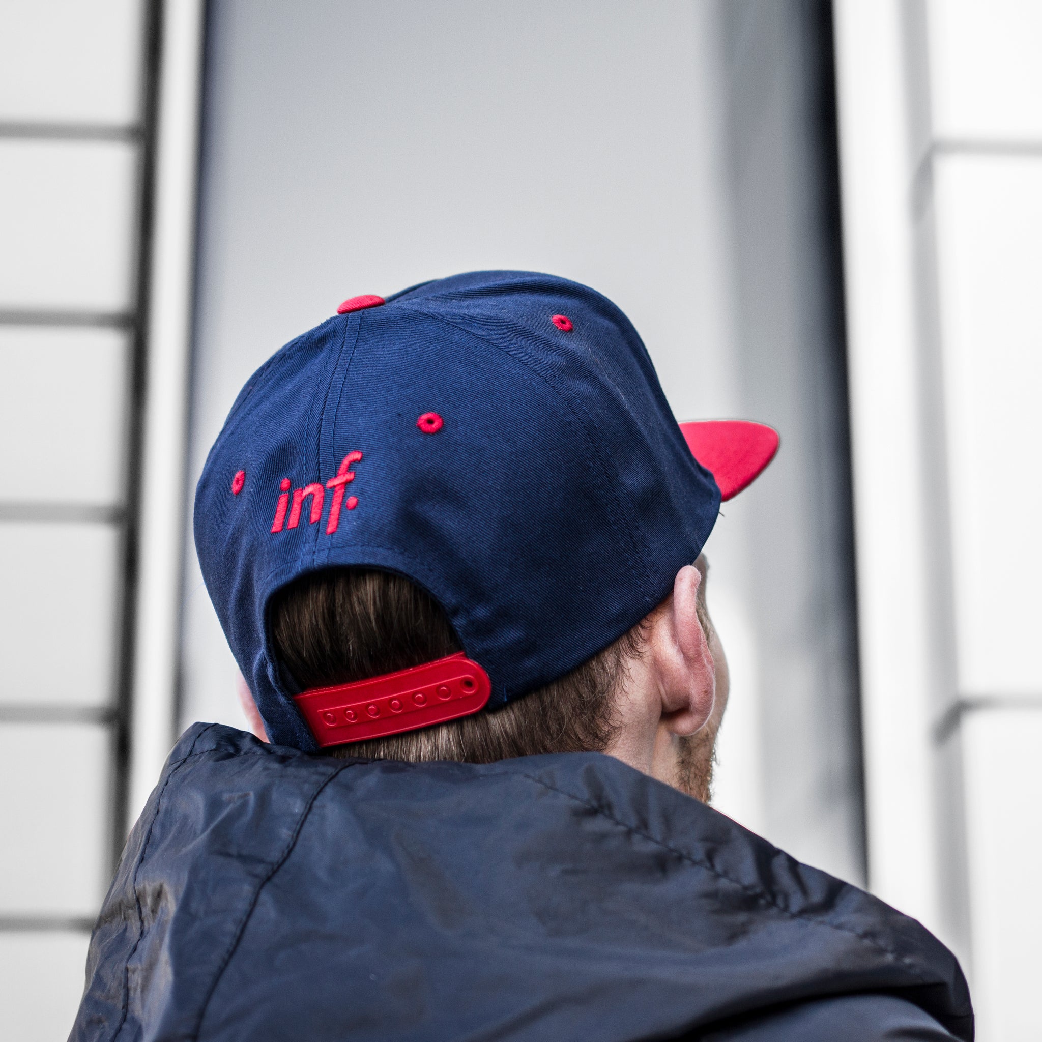 Snapback incliné : Marine/Rouge